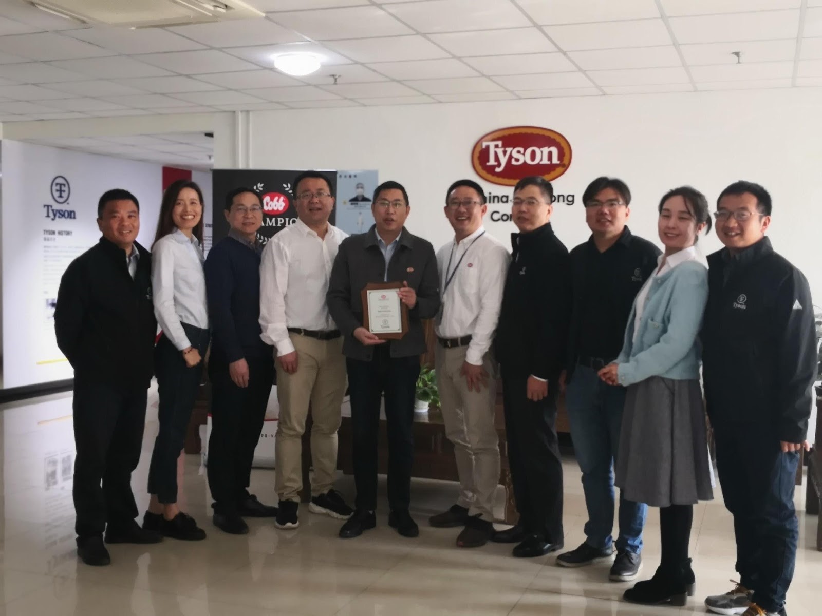Jackson Wu (fourth from left) and Harold Zhou (fifth from right) from Cobb presented the Cobb Champion Award to Tyson Foods China Team