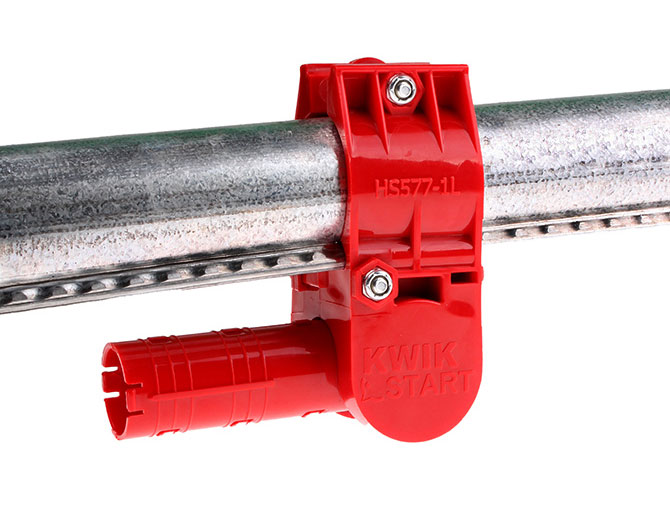 The GrowerSELECT® Kwik-Start feeder folds up below the feed line when not in use, protecting it from damage and ensuring 100% feed cut-off.
